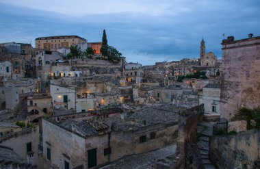 Panoramik manzaralı tarihi merkezi Sasso Barisano eski antik kenti Sassi di Matera taş evleri, Avrupa kültür başkenti, Unesco Dünya Mirası, Basilicata, Güney İtalya ile akşam Matera