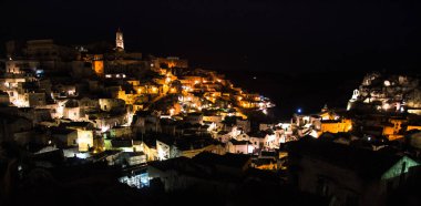 Matera gece manzarasına tarihi merkezi Sasso Caveoso tarihi antik kent Sassi di Matera kaya mağara evler, Avrupa kültür başkenti, Unesco Dünya Mirası, Basilicata, Güney İtalya