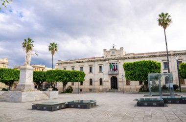 Archeologic alan Ipogea Piazza Italia Meydanı, yapı Palazzo San Giorgio ve yeşil palmiye ağaçları tarihi merkezinde şehrin Reggio di Calabria, Güney İtalya