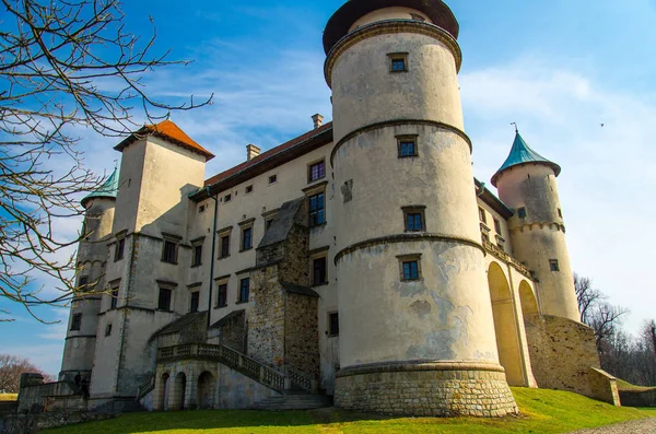 Ancien Château Médiéval Nowy Wisnicz Avec Des Tours Pelouse Verte — Photo