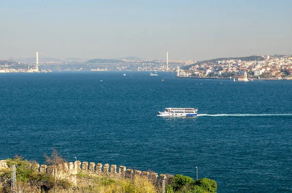 Navios Balsa Navegam Para Cima Para Baixo Chifre Ouro Istambul — Fotografia de Stock