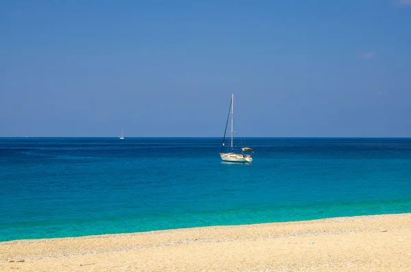 Iate Branco Ondas Belo Mar Tirreno Incrível Com Água Azul — Fotografia de Stock