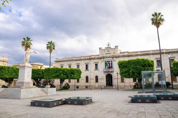 Archeologic alan Ipogea Piazza Italia Meydanı, yapı Palazzo San Giorgio ve yeşil palmiye ağaçları tarihi merkezinde şehrin Reggio di Calabria, Güney İtalya