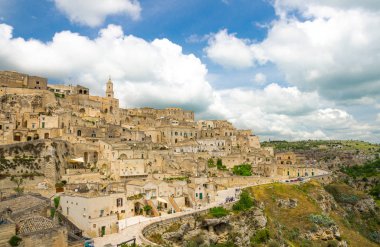 Matera panoramik şehrin tarihi merkezi Sasso Caveoso Sassi eski antik taş evlerin mavi gökyüzü beyaz bulutlar, Avrupa kültür başkenti, Unesco Dünya Mirası, Basilicata, Güney İtalya
