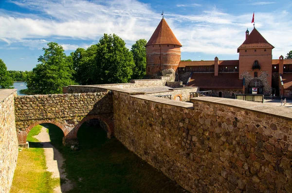 Gården Medeltida Gotiska Slottet Trakai Med Stenväggar Och Torn Med — Stockfoto