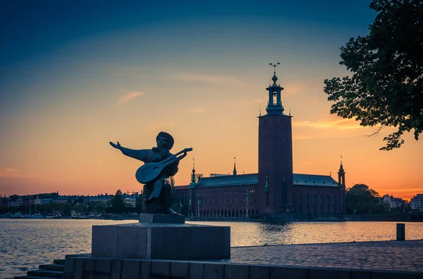 Silhouette Von Evert Taube Statue Denkmal Und Stockholmer Rathaus Stadshuset — Stockfoto