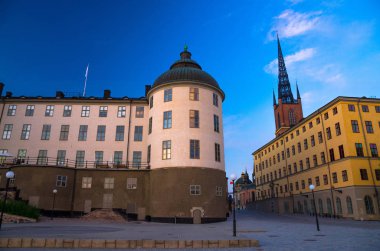 Tipik İsveç Gotik renkli binaları, Svea mahkeme Riddarholmen. bölgede günbatımı, alacakaranlık, alacakaranlık mavi gökyüzü arka plan, Stockholm, İsveç ile Riddarholm Kilisesi'nin Kulesi ile