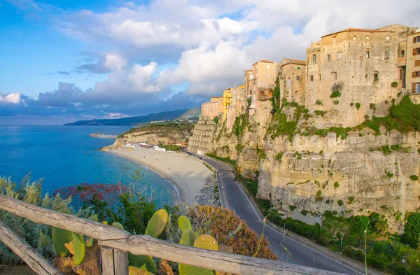 Tropea Kasaba Tiren Denizi Beach Renkli Binalar Yüksek Büyük Kayalar — Stok fotoğraf