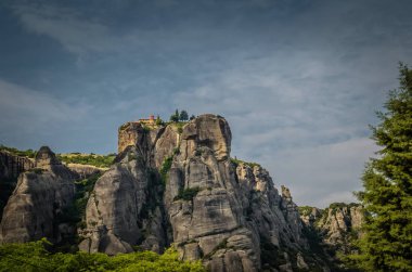 Meteora manastırları (Kutsal Teslis Manastırı) üst kısmında rock yakınındaki Kalabaka, Yunanistan