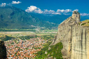 Dağlar ve valley yakınındaki şehir Kalabaka rock Kutsal Teslis Manastırı, Meteora manastırları, Yunanistan tepesinden görünümü