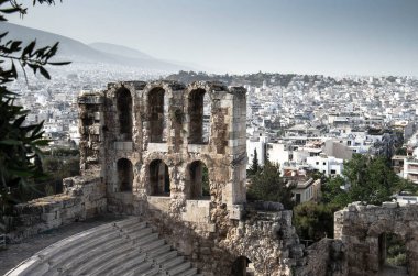 Panoramik beyaz binalar şehir merkezlerine ve Herodes Atticus Odeon taş tiyatro altında Acropolis Atina, Yunanistan
