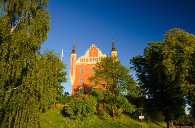Admiralty ev ile Kulesi yakınındaki Skeppsholm Skeppsholmen adada inşa yeşil ağaçlar ile Köprü ve mavi Berrak gökyüzü arka plan, Stockholm, İsveç