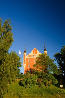 Admiralty ev ile Kulesi yakınındaki Skeppsholm Skeppsholmen adada inşa yeşil ağaçlar ile Köprü ve mavi Berrak gökyüzü arka plan, Stockholm, İsveç