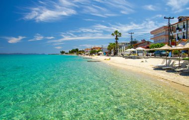 Sandy beach mavi cennet su Toroneos kolpos Körfezi, mavi gökyüzü, beyaz bulutlar Pefkohori, Halkidiki, Kassandra, Makedonya, Yunanistan ile