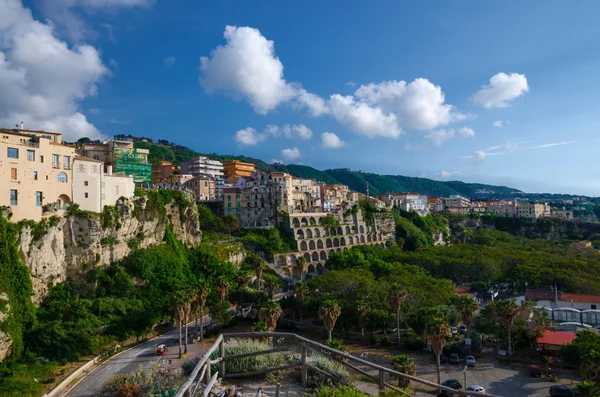 Città Tropea Alberi Verdi Parco Edifici Colorati Cima Una Scogliera — Foto Stock