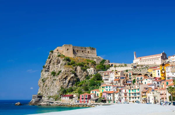 Deniz kenarındaki güzel kasaba köyü Scilla eski ortaçağ kalesi kaya Castello Ruffo ile renkli geleneksel tipik İtalyan Akdeniz Tiren Denizi sahil kıyısında, Calabria, Güney İtalya evler.