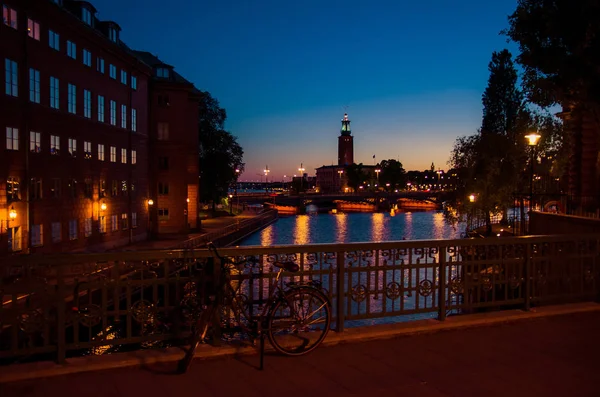 Fahrrad Fahrrad Der Nähe Von Brückengeländer Und Stockholmer Rathaus Stadshuset — Stockfoto