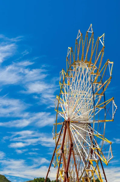 Grande Roue Ferris Devant Ciel Bleu Nuages Blancs Pefkohori Halkidiki — Photo