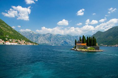 George Benedictian Manastırı ve St. George Adası Ostrvo Sveti Dorde Boka Kotor yakınındaki Perast kasabanın önünde dağlar aralığı ve mavi gökyüzü beyaz bulutlar, Karadağ ile defne üzerinde Kilise aziz