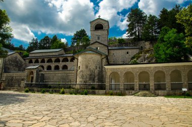 Cetinje Manastırı bir Sırp Ortodoks Manastırı, Karadağ değil