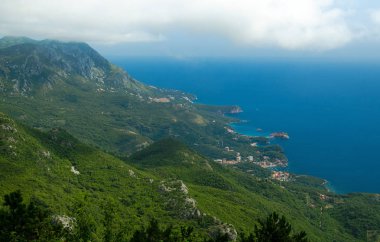 Üstten görünüm dağlardan Adriyatik Denizi, Saint Stephen (Sveti Stefan) Adası ve deniz manzarası Budva Riviera, Karadağ