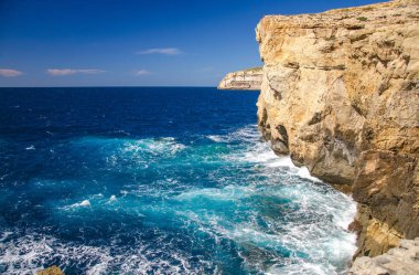 Kayalık sahil şeridi ve kayalıklarla, Gozo Adası, Malta ile Dwejra Bay daraltılmış Azure pencere yeri