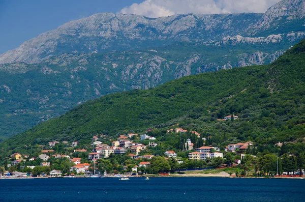 Widok Wody Zatoki Boka Kotor Miasta Herceg Novi Mount Opadają — Zdjęcie stockowe