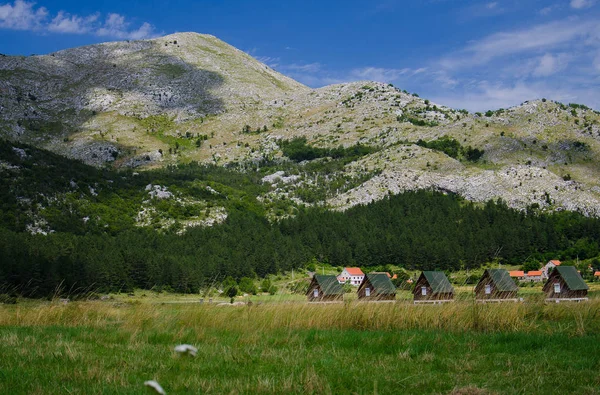 Kleine Häuser Und Graswiese Der Nähe Von Negushi Dorf Vor — Stockfoto