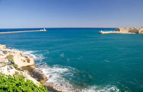 从马耳他瓦莱塔可以看到的海港入口和古老的中世纪里卡索利东部防波堤的景色 包括灯塔和里卡索利堡 — 图库照片