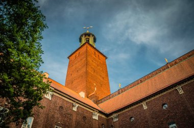 Kule Stockholm City Hall (Stadshuset) tuğla bina Belediye Meclisi ve Nobel Ödülü Tre kron üç kron top Kungsholmen Adası koyu mavi gökyüzü arka plan, İsveç ile eski şehir'ile