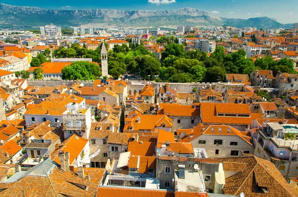 Stare Budynki Miasta Pomarańczowe Dachy Oraz Góry Mosor Antenowe Panoramiczny — Zdjęcie stockowe