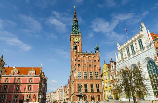 시계탑 전형적인 다채로운 건물의 역사적인 그단스크 폴란드에서에서 Dluga Dlugi — 스톡 사진