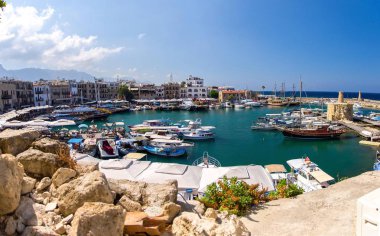 Panoramik marina liman ve bağlantı noktası ile Yatlar Mavi gökyüzü ve dağlar, Kuzey Kıbrıs'ın Girne Girne şehirde eski Kalesi