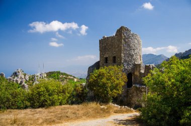 Girne Girne Dağları ve Ortaçağ Saint Hilarion Kalesi önünde beyaz bulutlar ile mavi gökyüzü ve Akdeniz, Kuzey Kıbrıs Türk Cumhuriyeti kasabadan görünümü