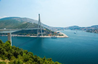 Tekneler ve gemiler liman Dubrovnik, Dalmaçya, Hırvatistan, Avrupa'nın mavi lagün ve Franjo Tudjman askılı köprü