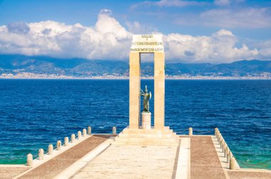Athena tanrıça heykeli anıt Vittorio Emmanuele Arena dello Stretto mesire Lungomare Falcomata Messina Boğazı ve Sicilia yakınındaki adanın güney arka plan, Reggio di Calabria, İtalya