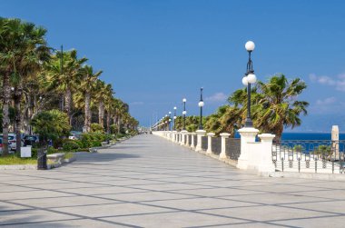 Akdeniz ve Tiren Denizi ve Sicilya Adası arka plan, Güney İtalya Reggio di Calabria quay sahil mesire Lungomare Falcomata Messina Boğazı manzaralı bağlı