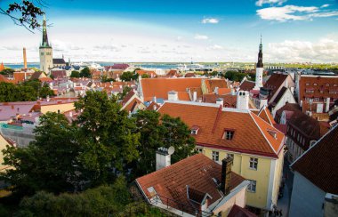 Eski Tallinn şehir panoramik manzaralı geleneksel kırmızı kiremit çatılar, ortaçağ kilise, kuleleri ve duvarlardan Patkuli Vaateplatvorm Toompea Hill, Estonya