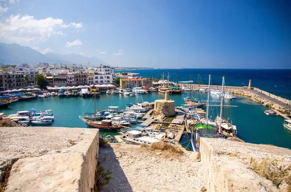 Panoramik Marina Liman Bağlantı Noktası Ile Yatlar Mavi Gökyüzü Dağlar — Stok fotoğraf