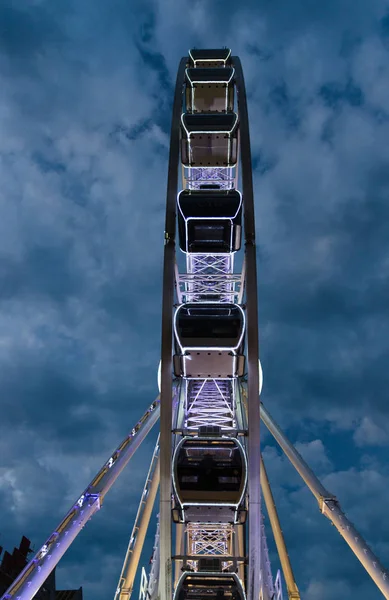 Grande Roue Lumineuse Ferris Devant Ciel Dramatique Bleu Foncé Soirée — Photo