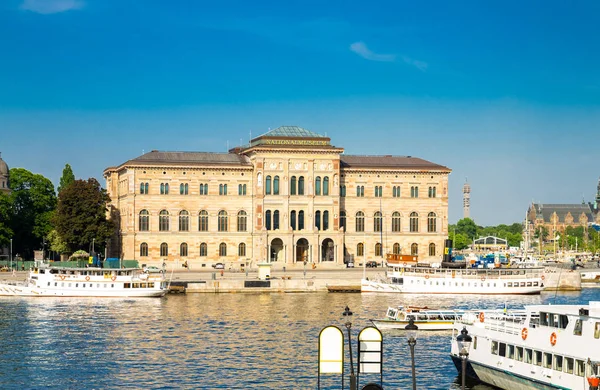 박물관 건물의 반도에 위치한 화이트 보트로 중심에서 Blasieholmen Malaren 스톡홀름 — 스톡 사진