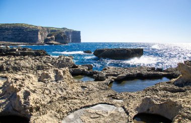 Daraltılmış Azure pencere, Gozo Adası, Malta yakınındaki Dwejra Bay Beach kayalık sahil şeridi ile şaşırtıcı mantar ve Gebla Rock uçurumlar