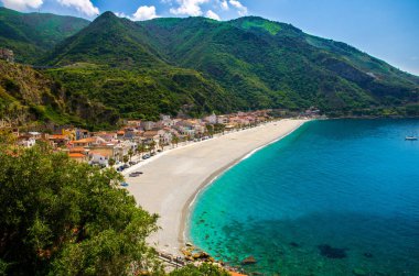 Kumlu plaj Tiren Denizi defne Körfez sahil kıyısında güzel sahil kasaba köyü Scilla yeşil tepe ve mavi gökyüzü beyaz bulutlar arka plan, Calabria, Güney İtalya ile hava üstten görünüm