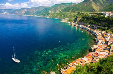 Ev ve küçük balıkçı köyü Chianalea di Scilla eski Ortaçağ Kalesi: white yat gemi hava üstten görünüm kayaya Ruffo, Akdeniz Tiren Denizi sahil kıyısında, Calabria, Güney İtalya