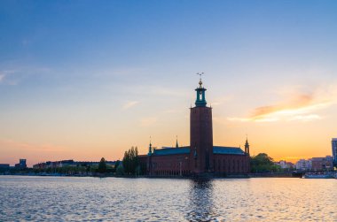 Stockholm City Hall (Stadshuset) kule bina Belediye Meclisi ve günbatımı, alacakaranlık, alacakaranlık ok bulut mavi gökyüzü arka plan, İsveç ile Nobel Ödülü Kungsholmen Adası mekan