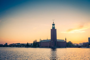 Stockholm City Hall (Stadshuset) kule bina Belediye Meclisi ve günbatımı, alacakaranlık, alacakaranlık ok bulut mavi gökyüzü arka plan, İsveç ile Nobel Ödülü Kungsholmen Adası mekan
