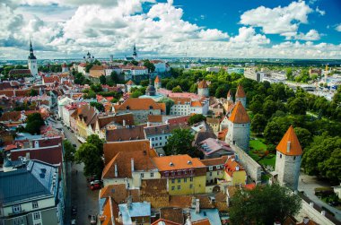 Panoramik Tallinn eski kasaba geleneksel kırmızı kiremit çatılar, ortaçağ kilise, kuleleri ve duvarları, Toompea Hill St Olaf's kilise kule, Estonya