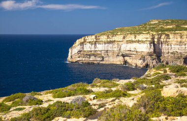 Kayalık sahil şeridi, uçurumlar ve denize yakın daraltılmış Azure pencere, Gozo Adası, Malta