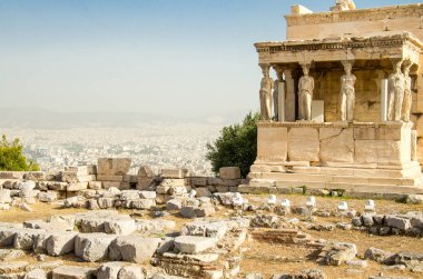 Sütunlar ve heykeller üzerinde tepe Atina, Yunanistan ile antik Erechtheion Tapınak