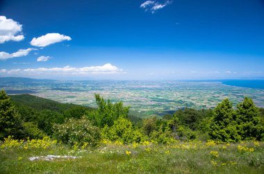 Panoramik Thermaikos Körfezi Ege Denizi ve Yunanistan dağlarında Olympus tarafından trafik kavaşağında Khalkidiki veya Halkidiki Yarımadası
